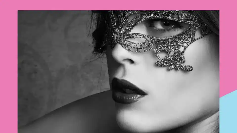 Un volto di donna con una maschera di pizzo, in bianco e nero, immagine di Le Son du Désir